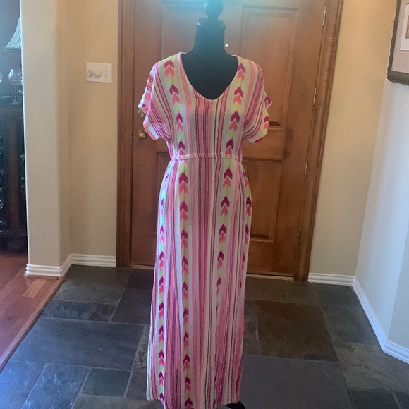 Tunic with two splits in front make this loose weave topper extremely versatile - Picture 1 of 4